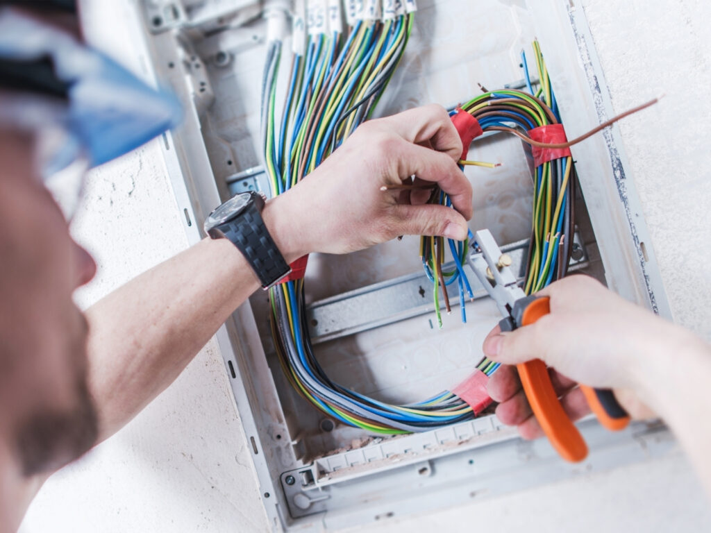 électricien intervenant sur un tableau électrique - Mathelec votre électricien à Rouen