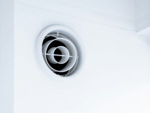 Bouche de ventilation VMC installée au plafond pour renouveler l’air intérieur d’un logement